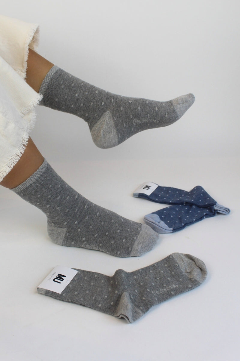 Calcetines grises topitos