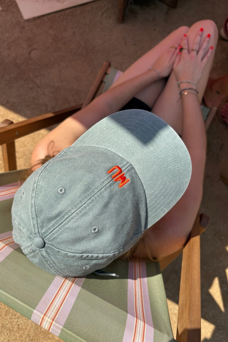 Gorra verde y naranja