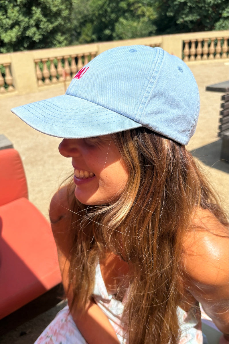 Gorra azul y rosa